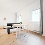 Tolstov - Monteurwohnung Mit 3 Zimmern , Terrasse Und Parkplatz Duisburg