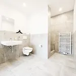 Tolstov - Monteurwohnung Mit 3 Zimmern , Terrasse Und Parkplatz