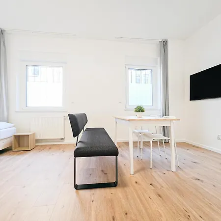 Tolstov - Monteurwohnung Mit 3 Zimmern , Terrasse Und Parkplatz * Duisburg