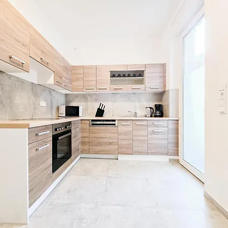 Tolstov - Monteurwohnung Mit 3 Zimmern , Terrasse Und Parkplatz * Duisbourg