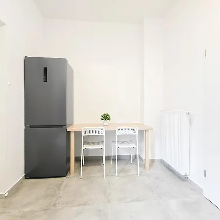 Tolstov - Monteurwohnung Mit 3 Zimmern , Terrasse Und Parkplatz