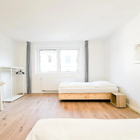 Tolstov - Monteurwohnung Mit 3 Zimmern , Terrasse Und Parkplatz * Duisbourg