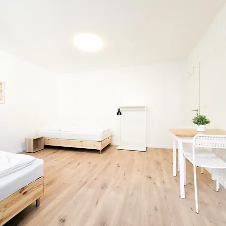 Tolstov - Monteurwohnung Mit 3 Zimmern , Terrasse Und Parkplatz *
