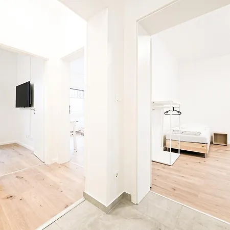 Tolstov - Monteurwohnung Mit 3 Zimmern , Terrasse Und Parkplatz Duisbourg