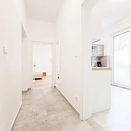 Appartement Tolstov - Monteurwohnung Mit 3 Zimmern , Terrasse Und Parkplatz Duisbourg