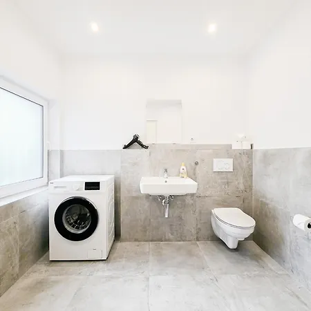 Tolstov - Monteurwohnung Mit 3 Zimmern , Terrasse Und Parkplatz Duisbourg