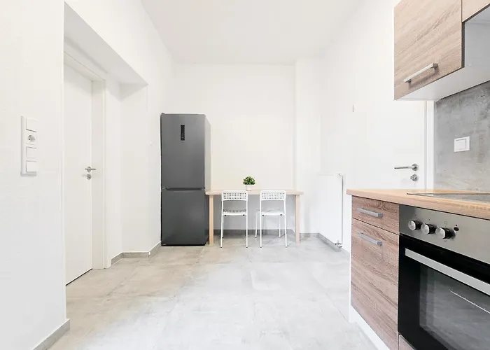 Tolstov - Monteurwohnung Mit 3 Zimmern , Terrasse Und Parkplatz Duisburgo