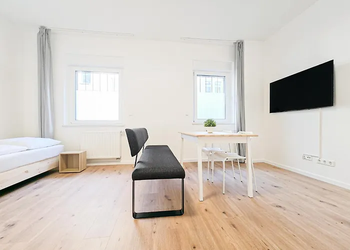 Tolstov - Monteurwohnung Mit 3 Zimmern , Terrasse Und Parkplatz * Duisburgo