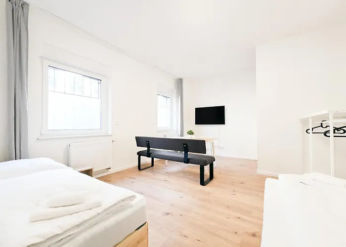 Appartamento Tolstov - Monteurwohnung Mit 3 Zimmern , Terrasse Und Parkplatz