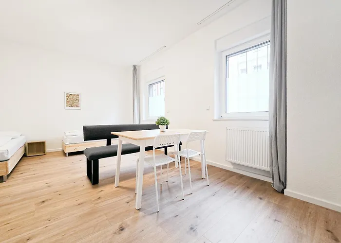 Tolstov - Monteurwohnung Mit 3 Zimmern , Terrasse Und Parkplatz Duisburgo