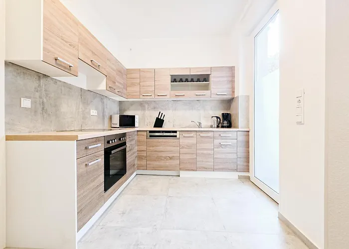 Tolstov - Monteurwohnung Mit 3 Zimmern , Terrasse Und Parkplatz * Duisburgo