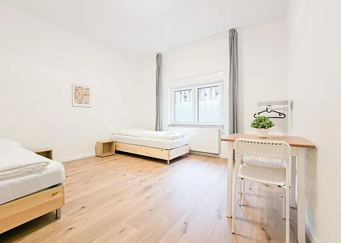 Appartamento Tolstov - Monteurwohnung Mit 3 Zimmern , Terrasse Und Parkplatz *