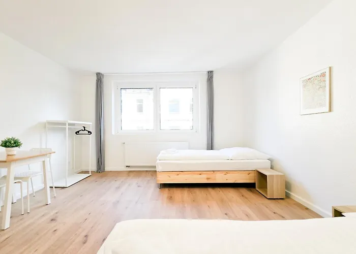 Tolstov - Monteurwohnung Mit 3 Zimmern , Terrasse Und Parkplatz * Duisburgo