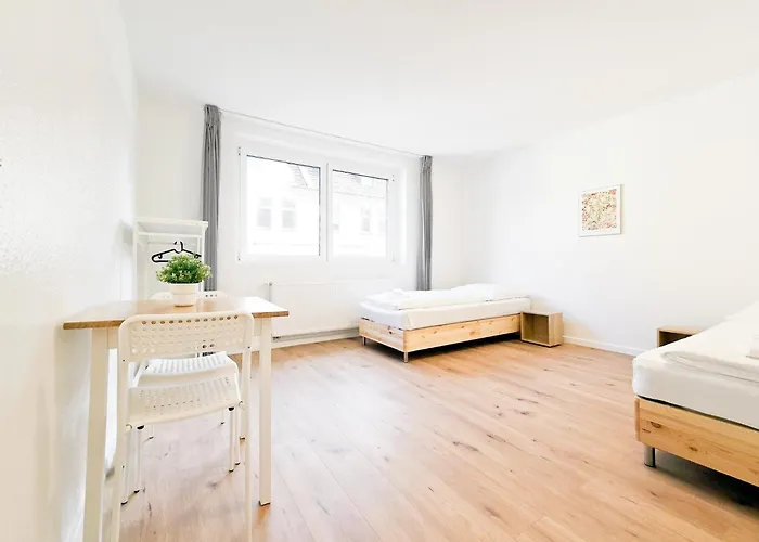 Appartamento Tolstov - Monteurwohnung Mit 3 Zimmern , Terrasse Und Parkplatz