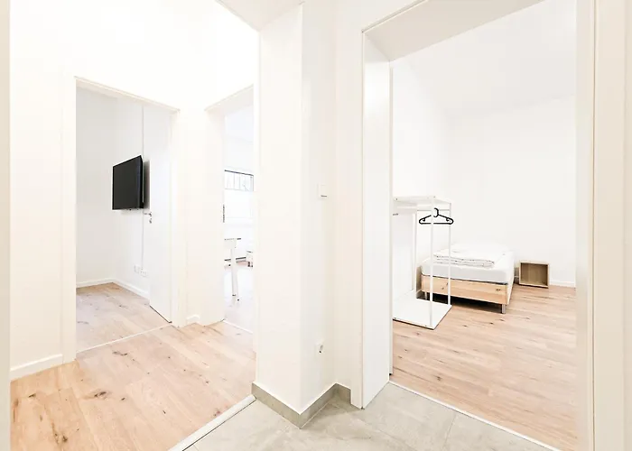 Tolstov - Monteurwohnung Mit 3 Zimmern , Terrasse Und Parkplatz Duisburgo