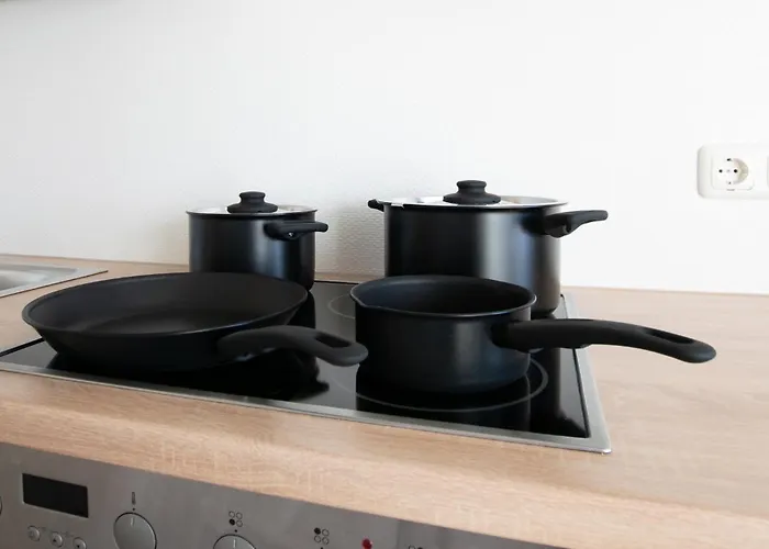 Tolstov - Monteurwohnung Mit 3 Zimmern , Terrasse Und Parkplatz