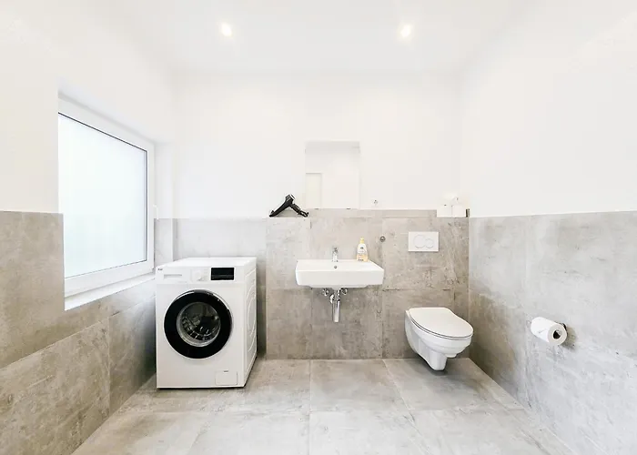 Tolstov - Monteurwohnung Mit 3 Zimmern , Terrasse Und Parkplatz Duisburgo